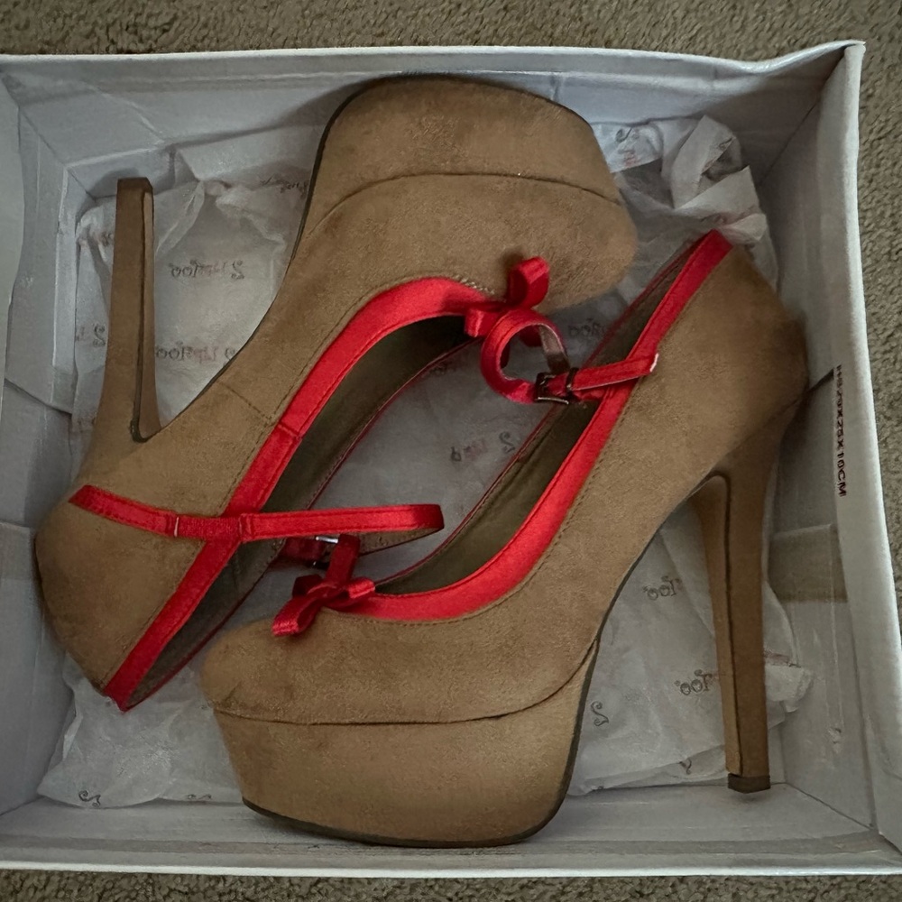 2 Lips Too Chic Tan and Red Platform Maryjane style Heels Sz 8.5